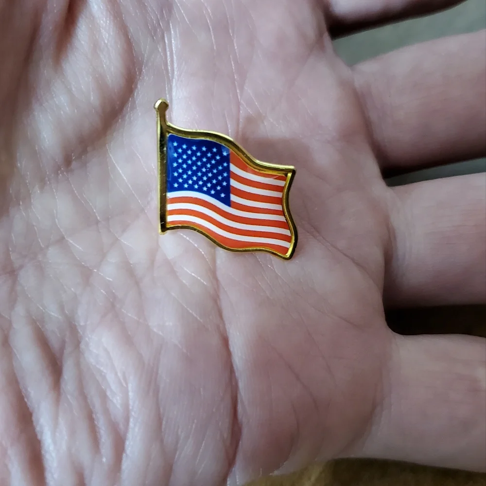 American Flag Lapel Pins, Unisex - Picture 6 of 7
